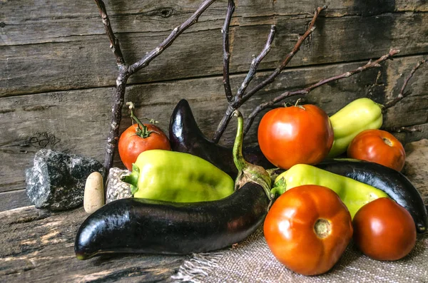 Reife Tomaten, Paprika und Auberginen auf verbrannten Brettern — Stockfoto
