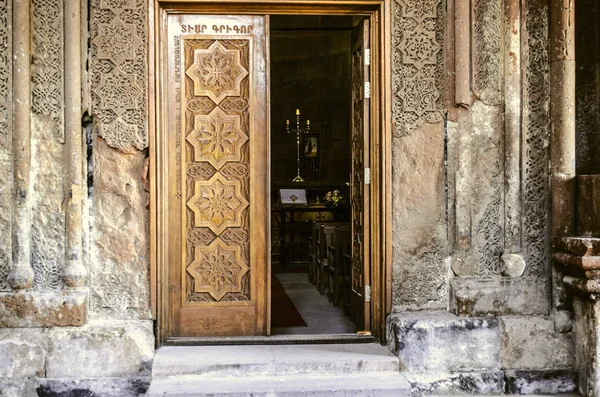 Porta de madeira da igreja de entrada com elementos esculpidos ornamento popular — Fotografia de Stock