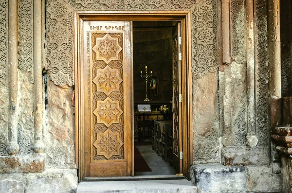 Porta de madeira de entrada na igreja com elementos esculpidos ornamento popular — Fotografia de Stock