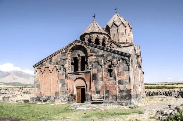 Fachada del monasterio restaurado del siglo V Ohanavank — Foto de Stock