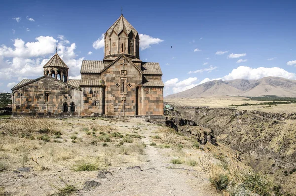 Boční pohled na klášter Ohanavank nad propastí — Stock fotografie