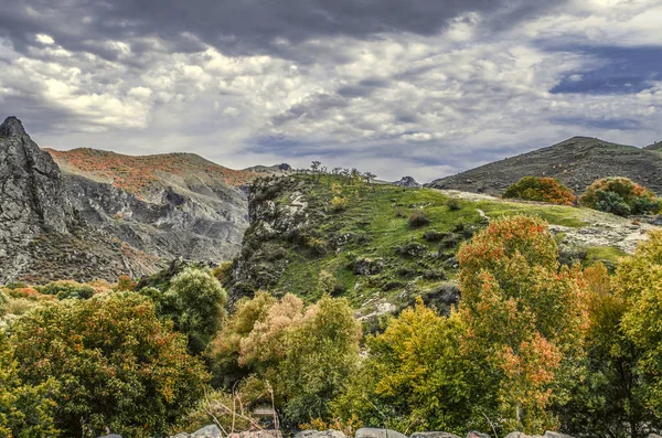 Góry krajobraz w jesień withclouds na ciemne niebo — Zdjęcie stockowe