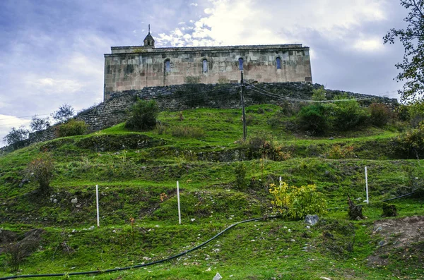 Vista onmedieval monasteryon a colina no dia de outono, após a chuva — Fotografia de Stock