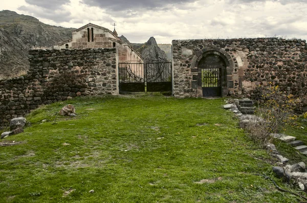 Puerta de entrada y puerta a la pared de piedra — Foto de Stock