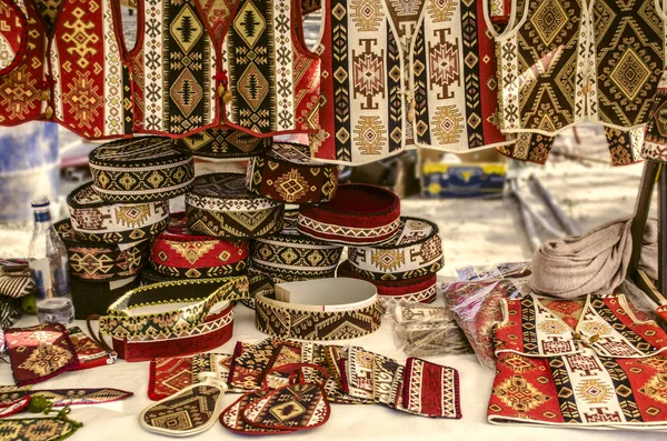 Utförsäljning av souvenirer hattar, västar, pannband. — Stockfoto