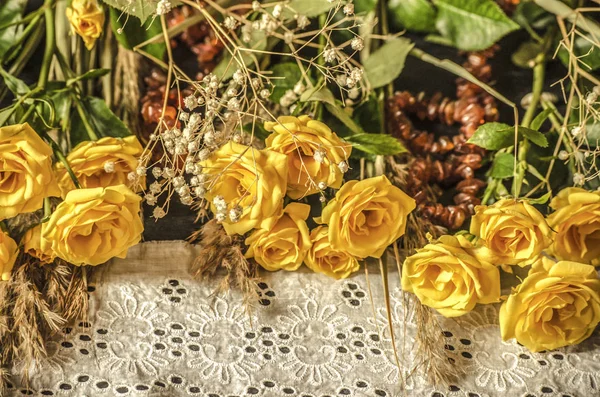 Weiß bestickte Bordüre mit Bernsteinperlen mit gelben Rosen auf schwarzem Hintergrund — Stockfoto