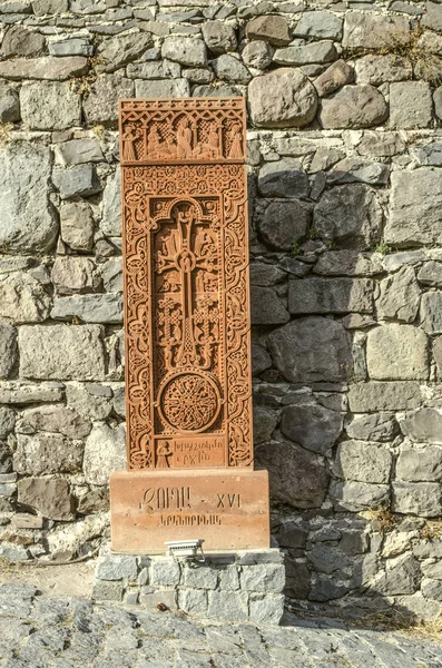 Une copie du khachkar de Jugha, sculpté au XVIe siècle, installé le long de la route menant au monastère de Geghard — Photo