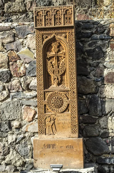 16世紀に彫刻されたユガからのカチャカルとそのコピーは、道路の側面に沿って設置され、ゲガードの修道院につながる — ストック写真