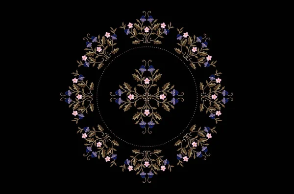 Wianek haftowanych bukietów z niebieskimi i różowymi kwiatami z okrągłą ramą z koralikami i wzorem w środku na czarnym tle — Zdjęcie stockowe