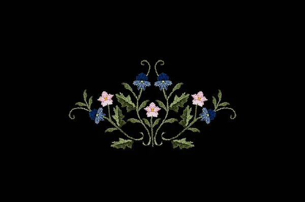 刺绣花束，蓝蓝色和粉红色的花，在扭曲的茎上，叶在黑色背景上 — 图库照片