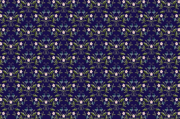 Mörkblå sömlös bakgrund broderade buketter med blå-blåaktiga och rosa blommor på tvinnade grenar med blad — Stockfoto