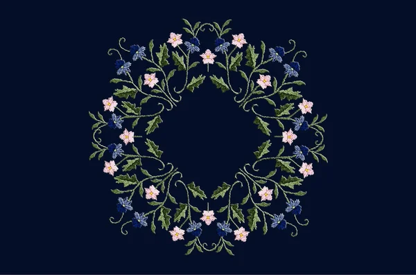 Stickerei runder Straußkranz mit blau-blauen und rosa Blumen auf dunkelblauem Hintergrund — Stockfoto