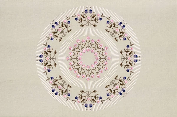 청색 과 분홍빛 꽃으로 수놓은 꽃다발들이 둥근 화환을 만드는 무늬와면 섬유 위에 둥근 줄무늬가 있는 액자 — 스톡 사진