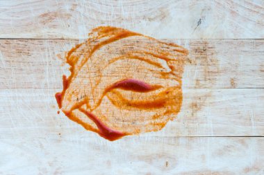 Kırmızı sos arka planında kesme tahtası