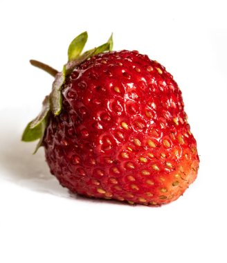 Çilek beyaz arkaplanda izole edildi