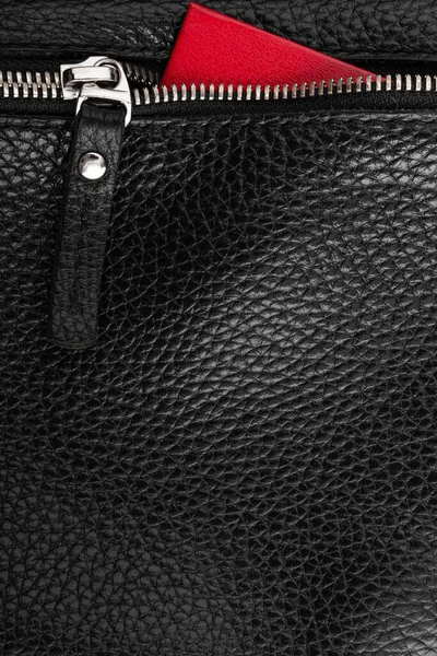 Bolso Couro Preto Com Textura Fundo Documento Vermelho — Fotografia de Stock