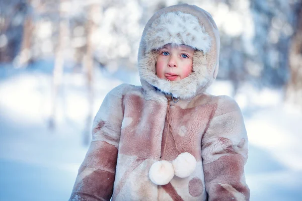 Porträtt av lilla pojke spela utomhus i vinter skog — Stockfoto