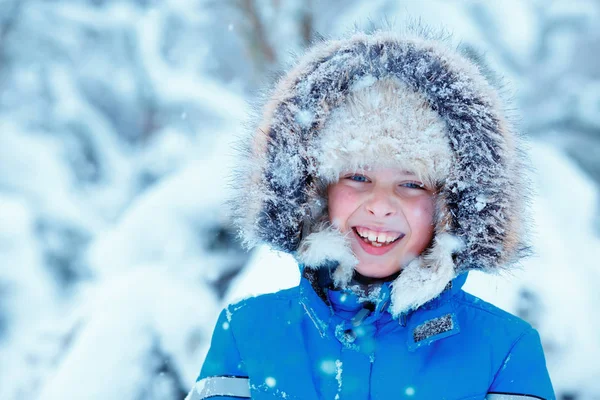 Schattige kleine jongen, het dragen van warme kleren spelen op winter forest — Stockfoto