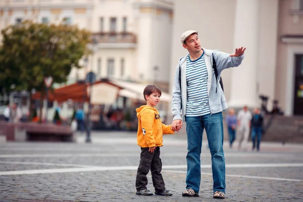 Отец и сын гуляют по городу — стоковое фото