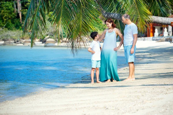 Jonge gezin van drie plezier tropisch strand, Thailand, Asia — Stockfoto