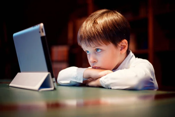 Menino bonito com um tablet pc — Fotografia de Stock