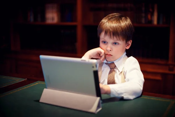 Mignon petit garçon avec une tablette pc — Photo