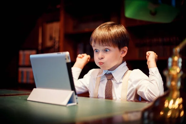 Schattige kleine jongen met een tablet pc — Stockfoto