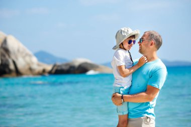 Mutlu baba ve açık havada şirin küçük oğlu