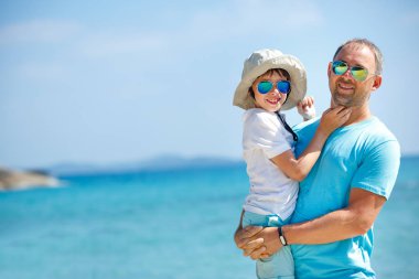 Mutlu baba ve açık havada şirin küçük oğlu