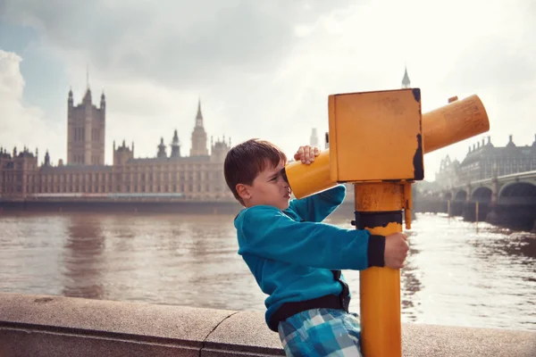 Kind op zoek via munt geëxploiteerd verrekijkers — Stockfoto