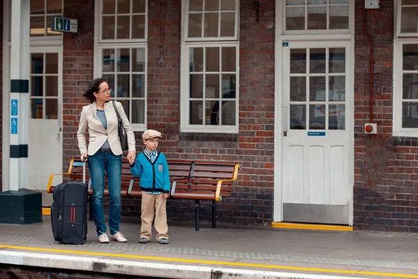 若い母親と息子の駅で列車を待っています。 — ストック写真