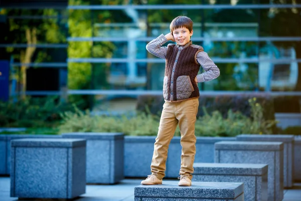 Стильный маленький мальчик в модной одежде — стоковое фото