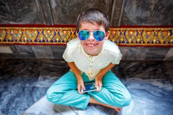 Söt liten pojke med resten i Grand Palace, Bangkok — Stockfoto