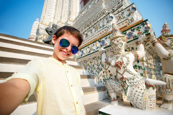 귀여운 어린 소년 사원 왓 아 룬, 태국에는 selfie를 복용 — 스톡 사진