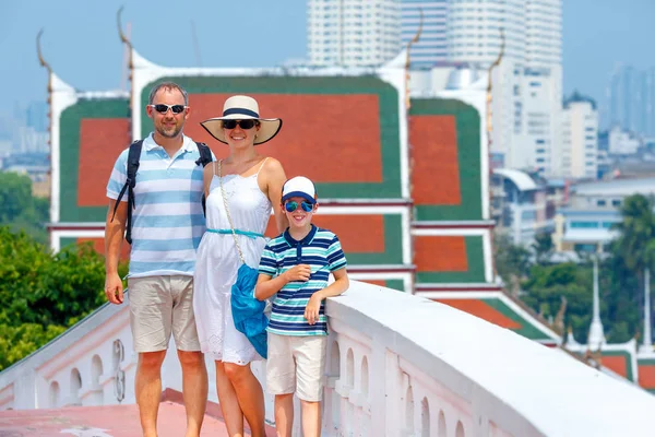 가족 서 황금 계단 산, 방콕, 태국에서 왓 사껫의 사원에 고 대 탑에 — 스톡 사진