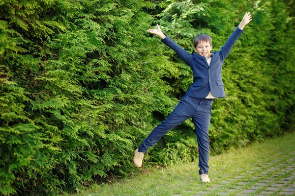 Веселый маленький мальчик веселится на открытом воздухе — стоковое фото