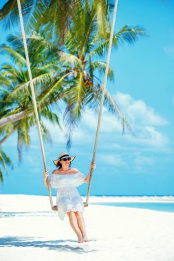 Güzel kadın bir tropikal beach, Koh Samui Adası üzerinde sallanan. Tayland