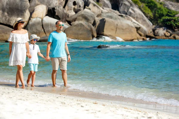 Ung vacker familj promenader på stranden — Stockfoto