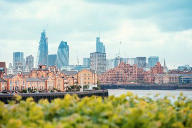 London Docklands Thames Nehri ile şehir merkezinde, salatalık ve Şehir Merkezi Görünümü