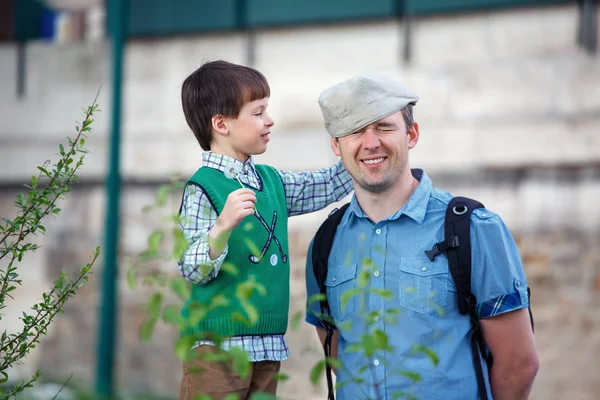 Felice giovane padre e suo figlio divertirsi all'aperto in città — Foto Stock