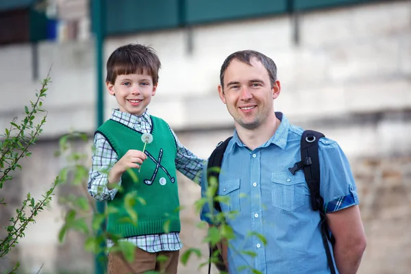 Porträt glücklicher Vater und Sohn im Freien — Stockfoto