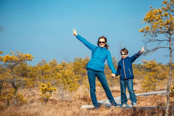 늪, Kemeri 국립 공원, 라트비아에에서 흔적에 산책 하는 어머니와 함께 귀여운 소년 — 스톡 사진