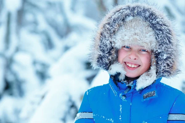 Милий маленький хлопчик в теплому одязі грає на зимовому лісі — стокове фото