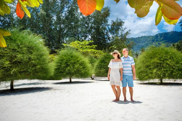 Young couple on Malibu beach at Koh Phangan Island during summer vacation, Thailand — Stock Photo, Image