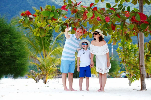 Prachtige familie op strand maken een zelfportret met mobiele telefoon, Koh Phangan island, Thailand — Stockfoto