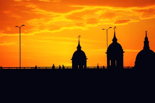 Pôr do sol formando uma silhueta de St. Paul, London Bridge e deckers duplos — Fotografia de Stock