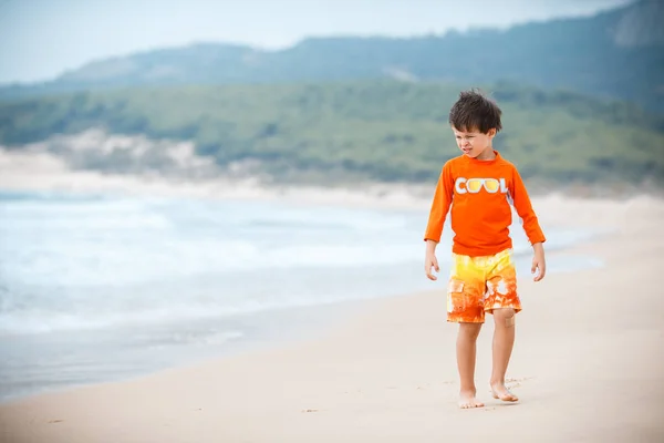 Niño de seis años jugando en la playa exótica —  Fotos de Stock