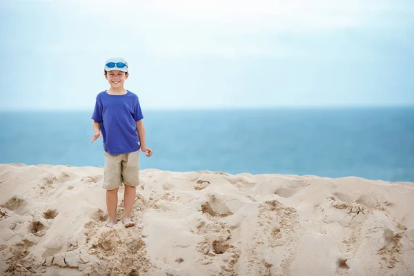 Bonito menino se divertindo na praia de areia — Fotografia de Stock