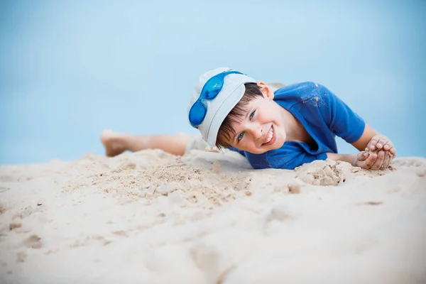 Lindo niño divirtiéndose en la playa de arena —  Fotos de Stock