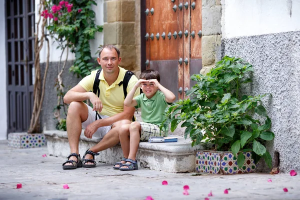 Ευτυχής πατέρας με τον γιο έχοντας υπόλοιπο σε εξωτερικούς χώρους στην πόλη — Φωτογραφία Αρχείου